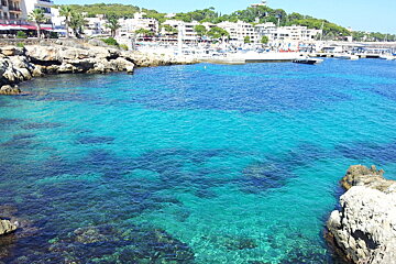 Along the coastal path to the harbour