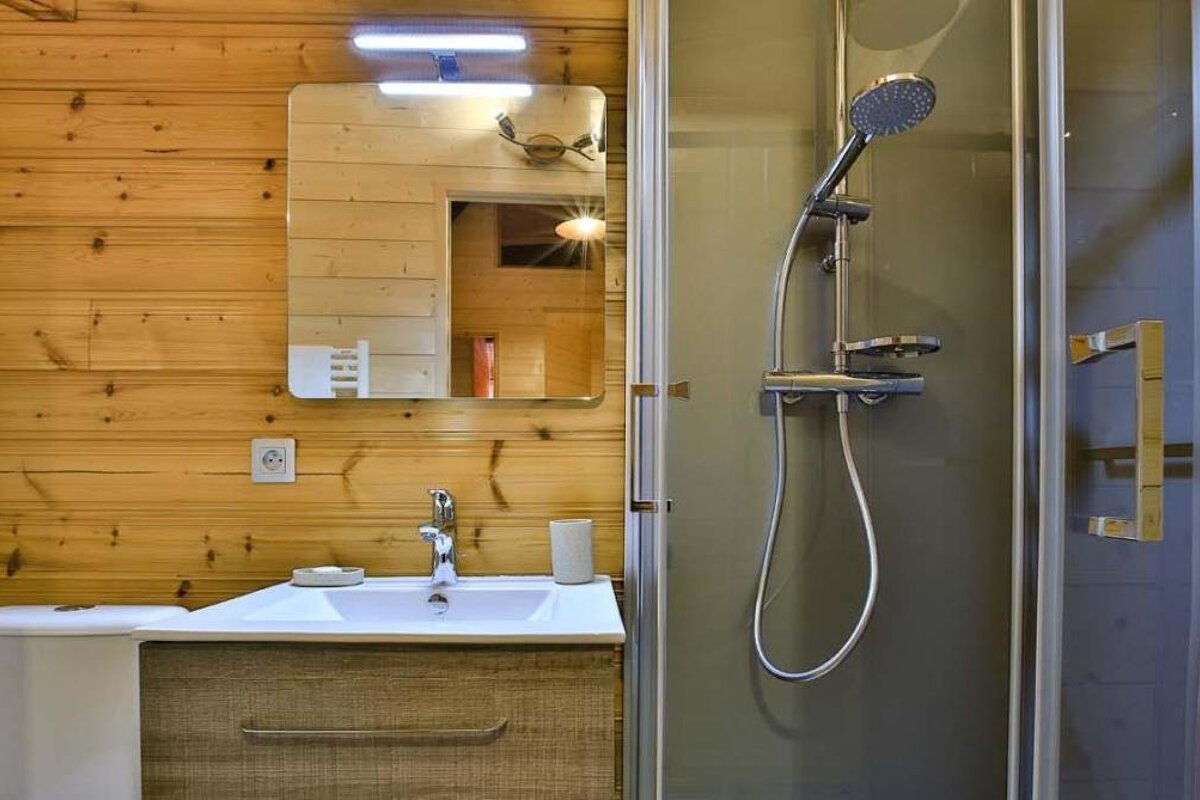 Arnaud Chalet, Les Arcs 1800 bathroom