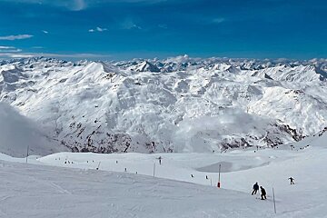 Skiing in the Three Vallees - good snow and blue skies