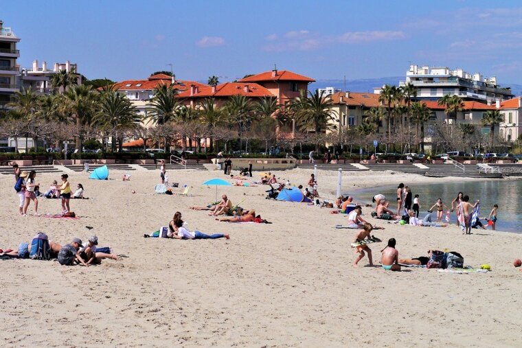 looking over the beach of plage du ponteil in antibes