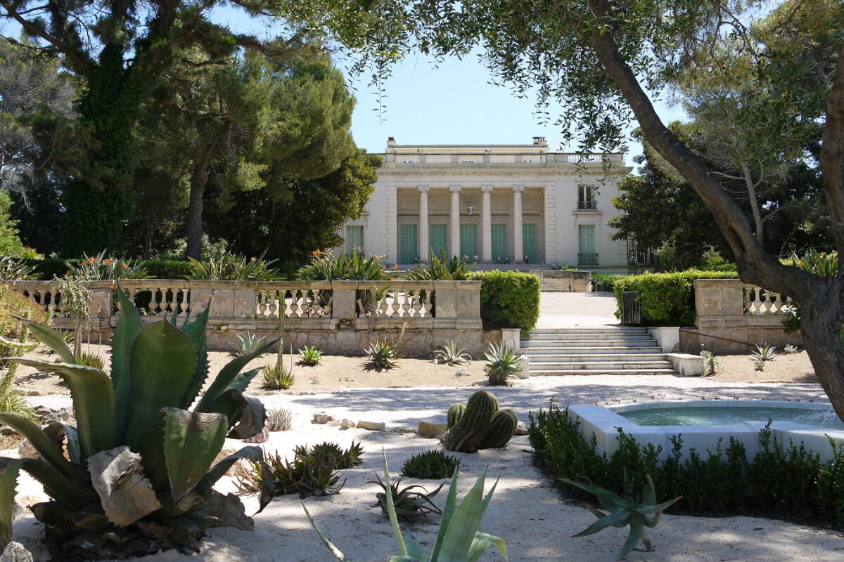 image of a manor house