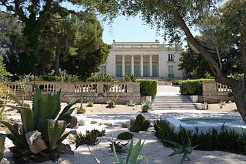 image of a manor house