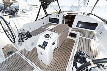 The steering wheel of a sailboat has a star on it