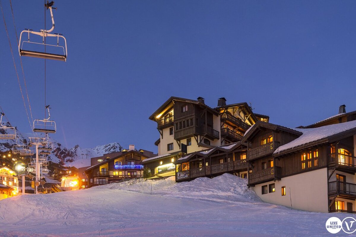 Oxalys residence in Val Thorens at night in the snow