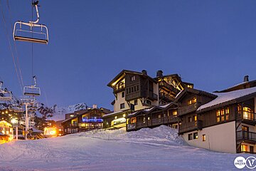 Oxalys residence in Val Thorens at night in the snow