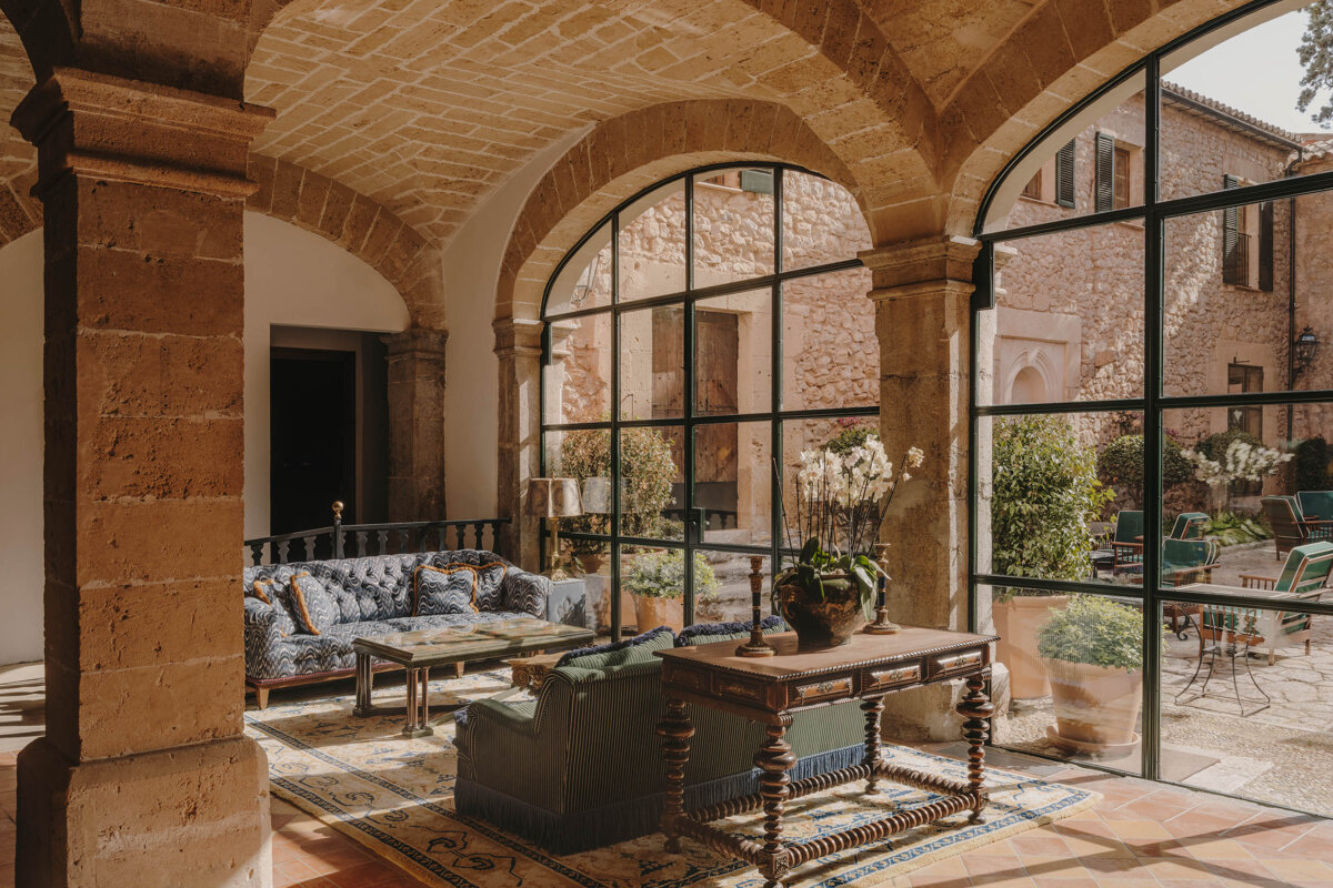 A room with a couch and a table in it