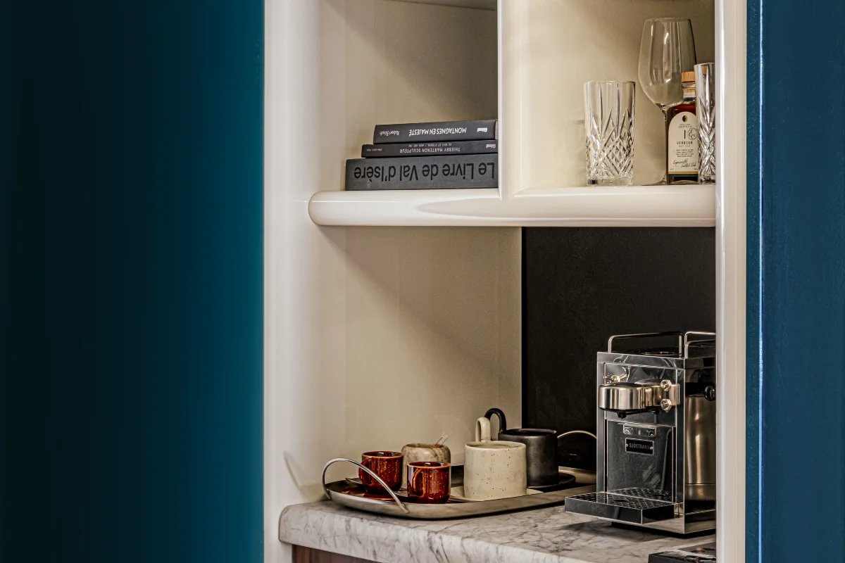 A book titled le livre de val d' isere sits on a shelf