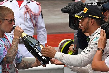 justin beiber drinking champagne after the GP with lewis hamilton