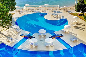 Le Meridien Beach Plaza outdoor swimming pool