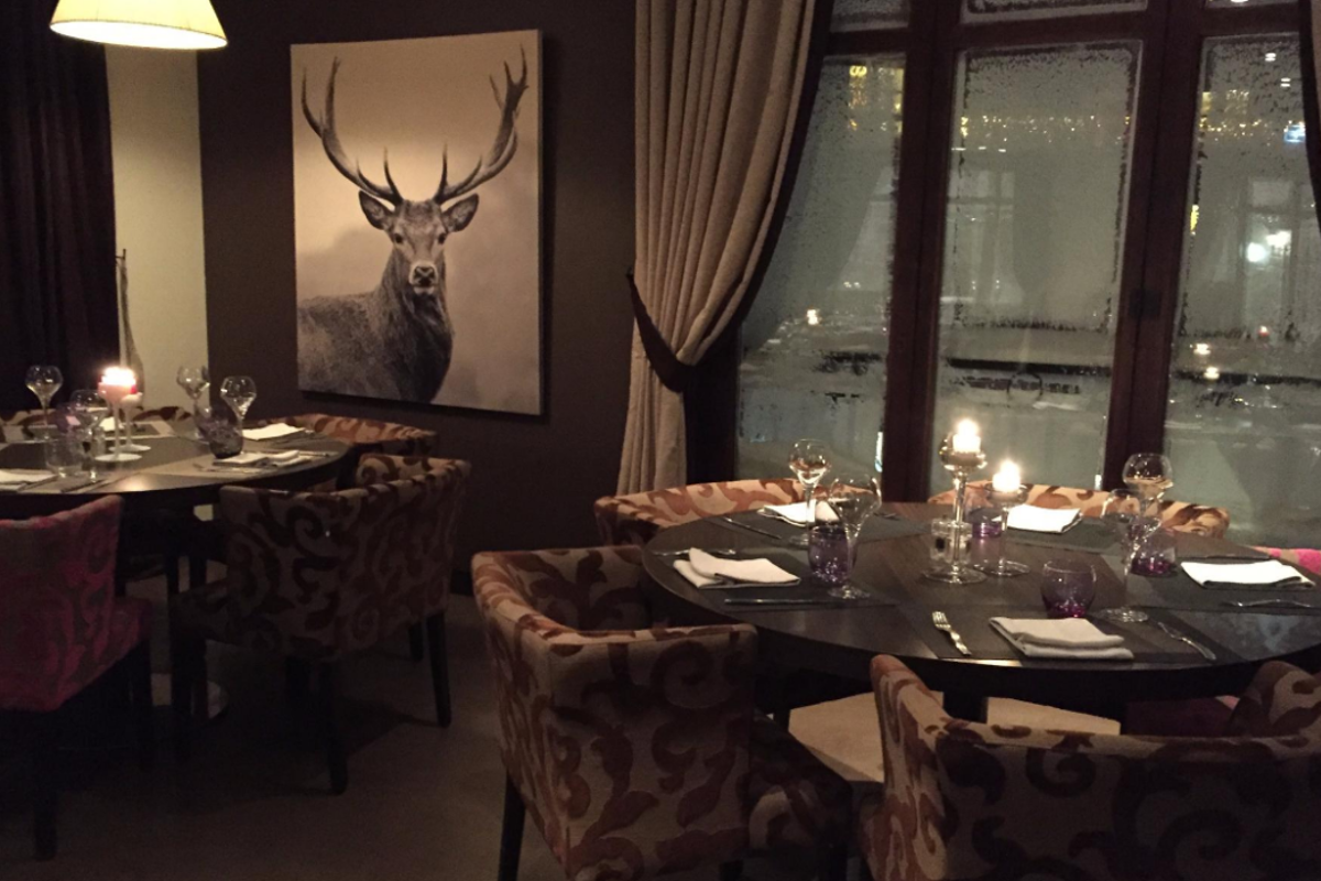 Le Table des Lys Restaurant, Arc 1950 interior