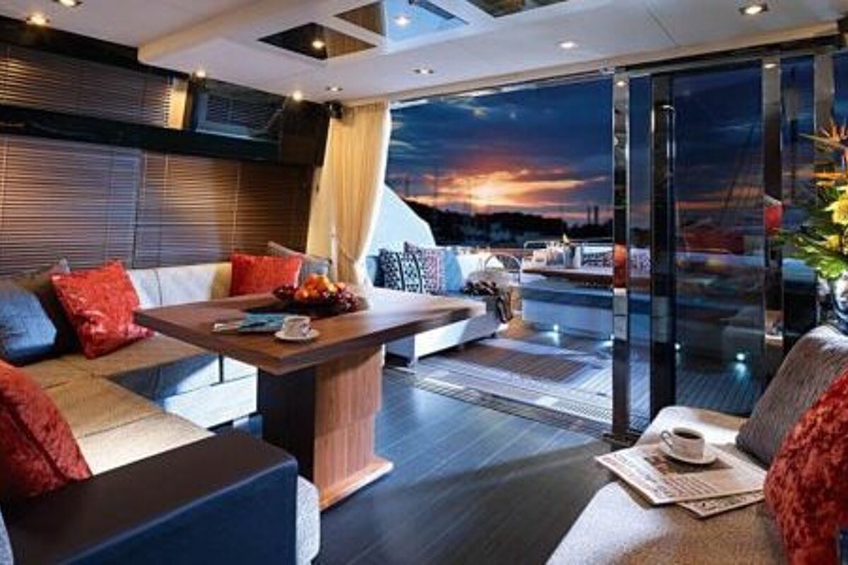 Sunseeker Predator 20m Yacht,  saloon