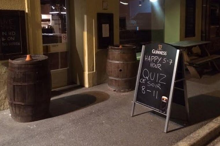 a sign outside a bar for quiz nights