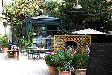 Numero 75 Restaurant, Avignon garden