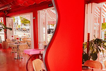 A red wall with a sign that says salida on it