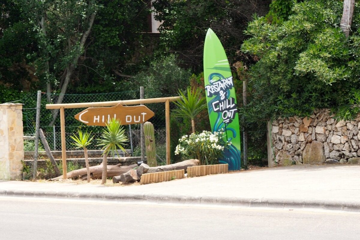 a sign outside a restaurant in mallorca