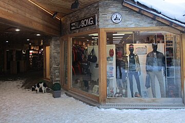 a clothes store on a corner with lots of windows