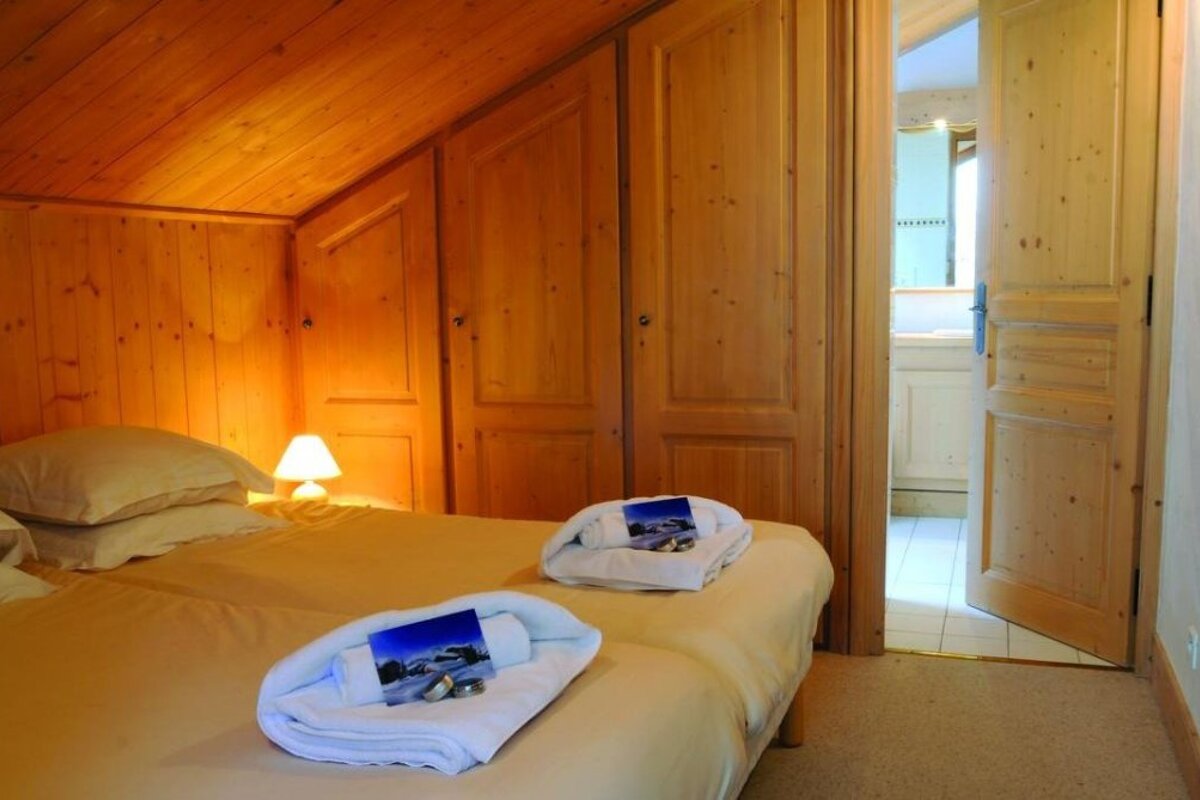 Michele Chalet, La Tania twin bedroom