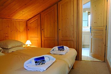 Michele Chalet, La Tania twin bedroom