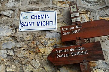 signs marking a walking route in nice