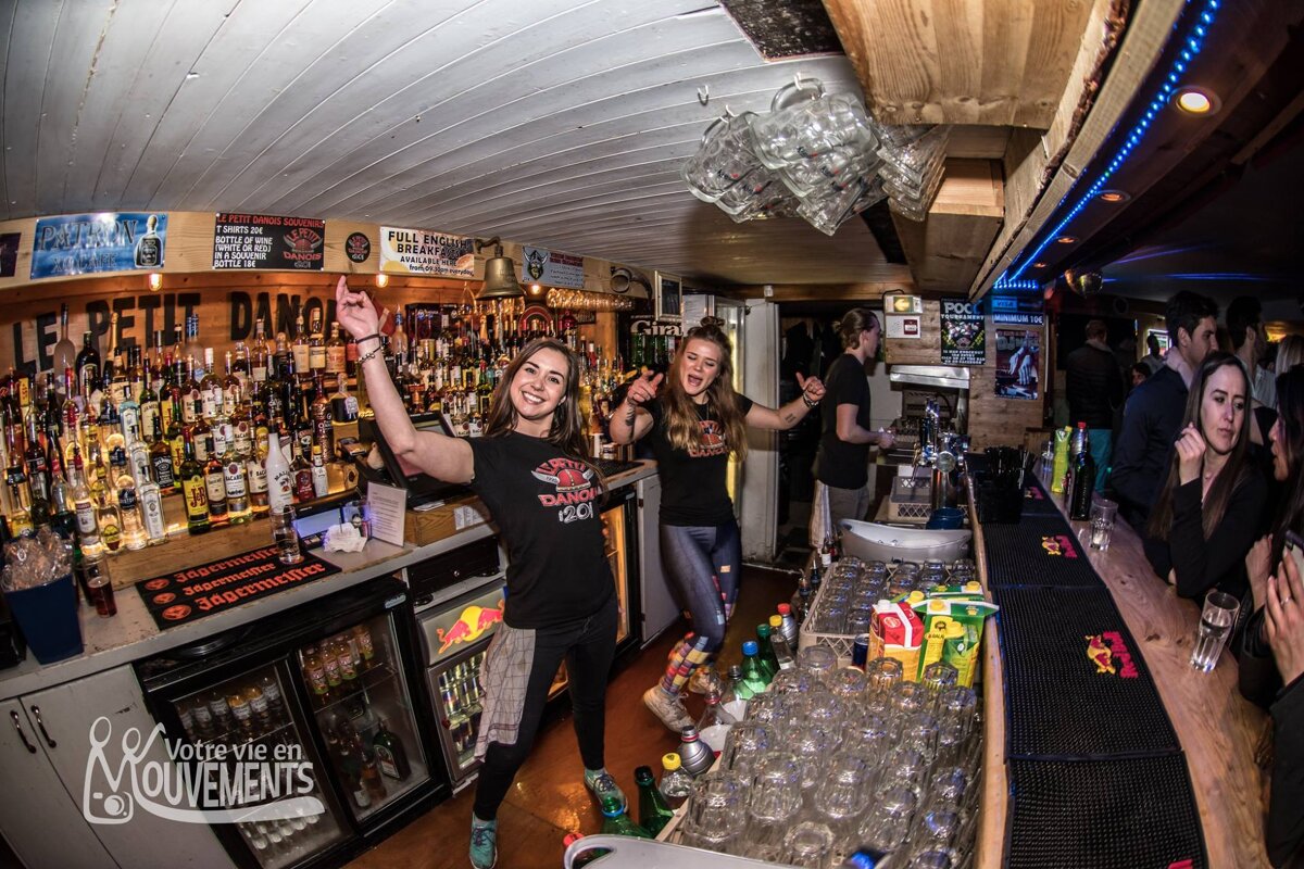 A bar with a sign that says votre vie en mouvements