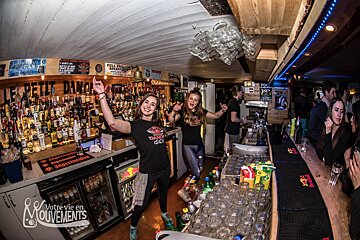 A bar with a sign that says votre vie en mouvements