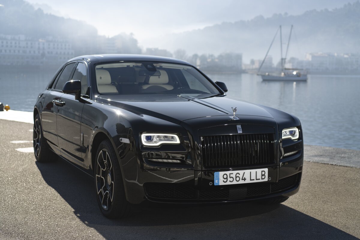 A black rolls royce with a license plate that says 9564 llb