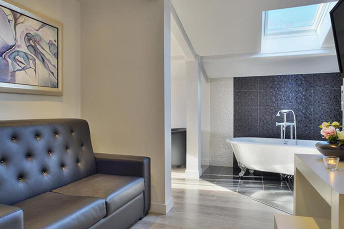 a picture of a hotel suite at Hostellerie des Criquets, Bordeaux Area