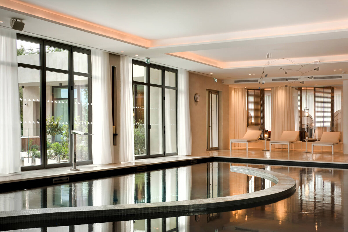 piscine-interieure-domaine-du-mas-de-pierre-espace-spa-cote-dazur.jpg