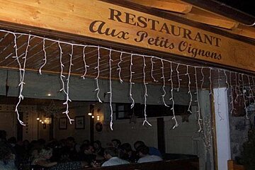 Aux Petits Oignons lunch review exterior