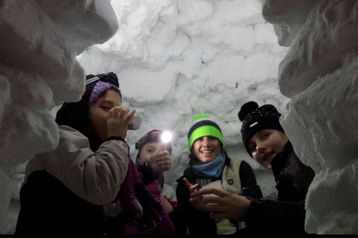 Igloo building experience for children, Meribel - Centre
