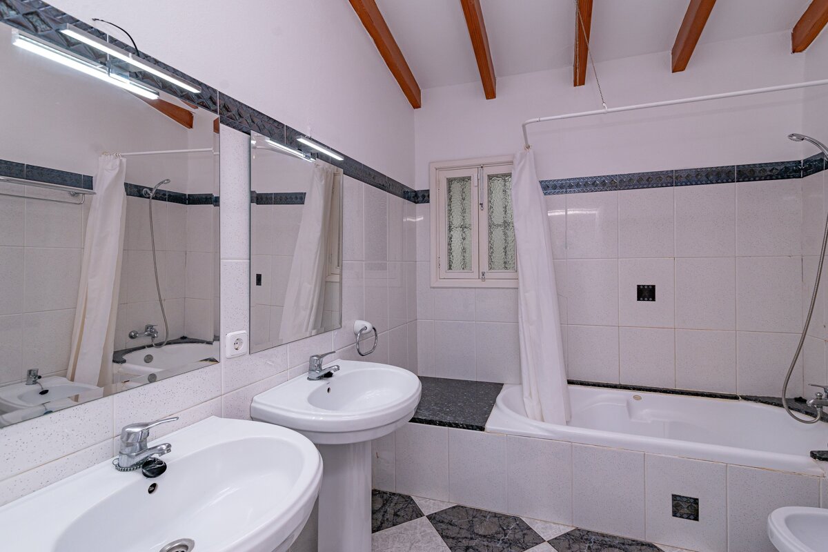 A bathroom with two sinks and a bathtub