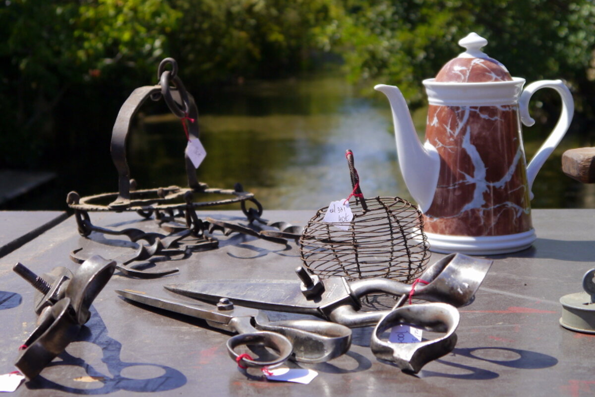 Antiques for sale by the Sorgue