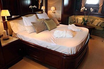 Benetti 100' 30m Motor Yacht, Ibiza cabin