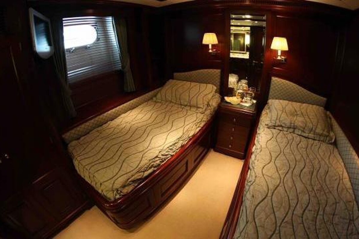 Benetti 100' 30m Motor Yacht, Ibiza cabin