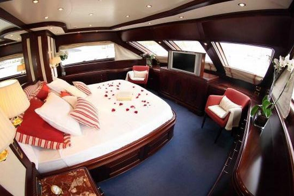 Benetti 100' 30m Motor Yacht, Ibiza cabin