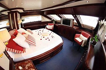 Benetti 100' 30m Motor Yacht, Ibiza cabin