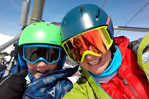 A person wearing a helmet that says wedze on it