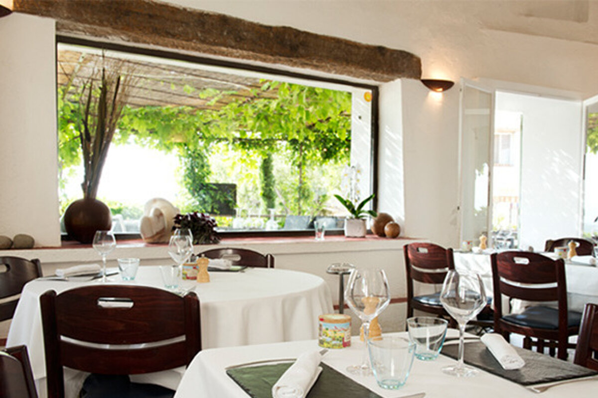 Le Sanglier Paresseux, Caseneuve interior