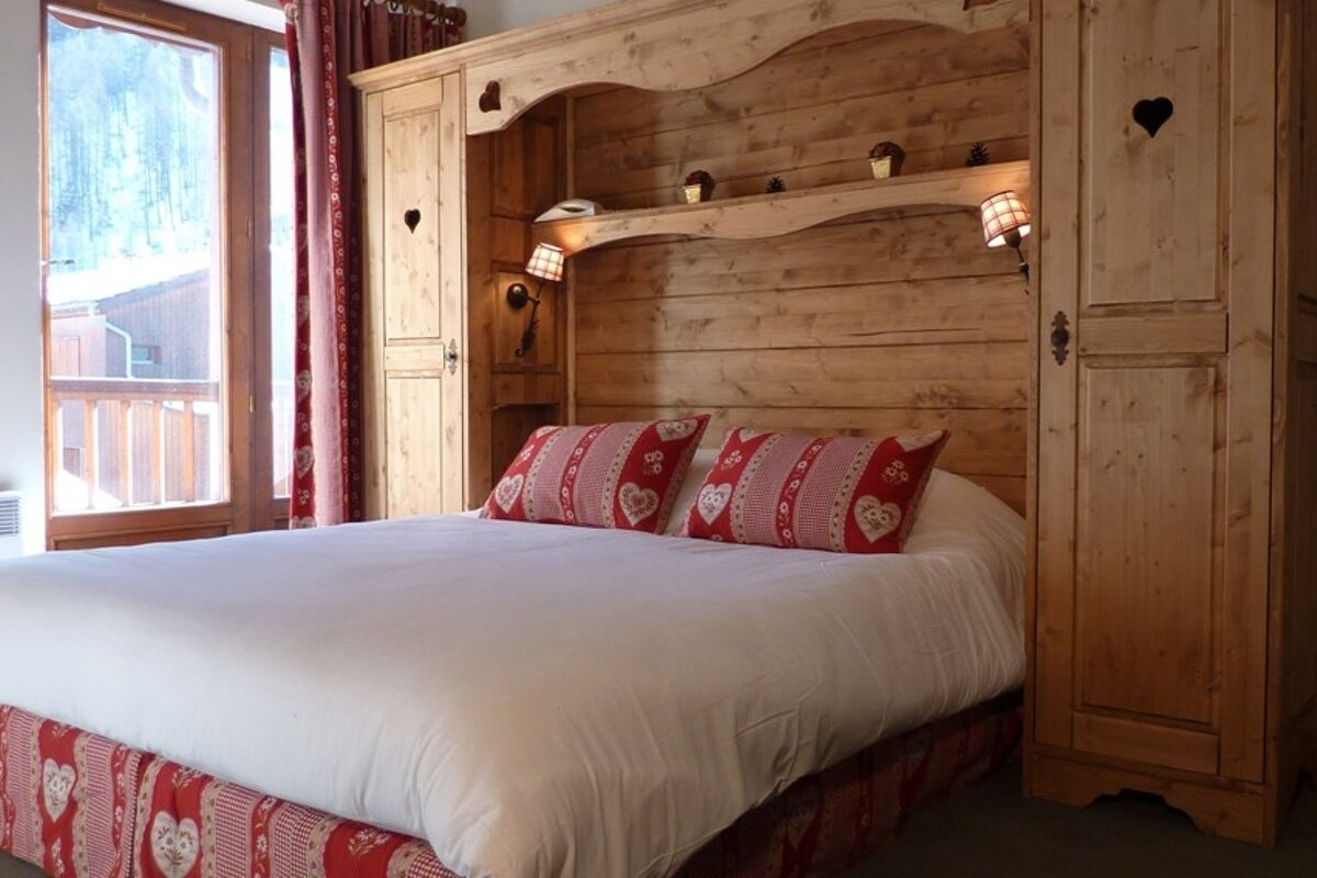 Les Lauzes Hotel, Val d'Isere double bedroom