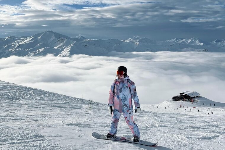 Snowboarding on the snowy pistes in Val Thorens