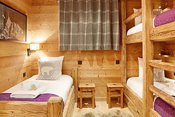 3 single beds in a room in a chalet