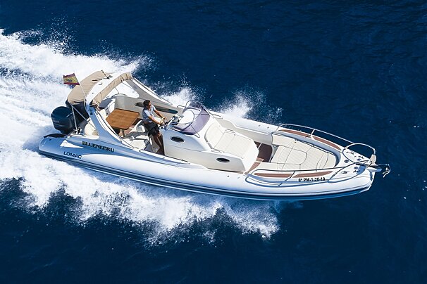 A boat that says laguna on the side of it