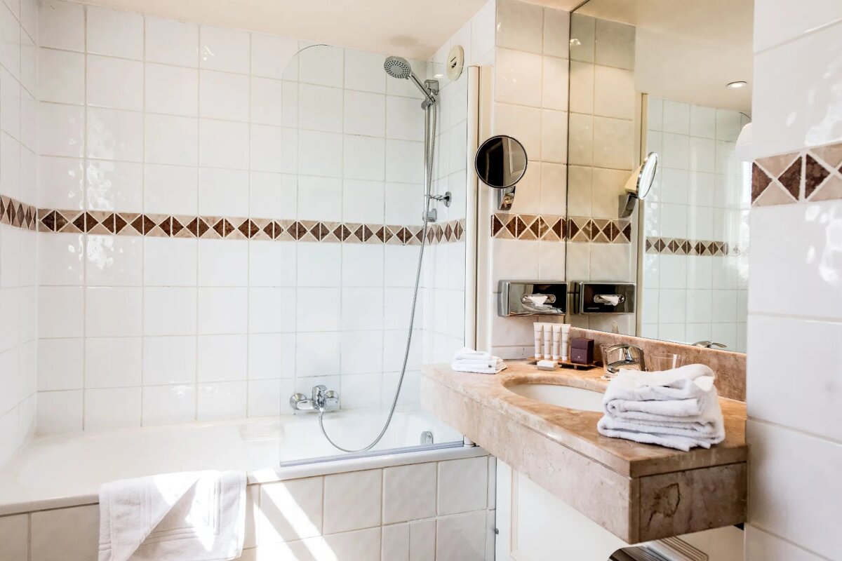 A bathroom with a bathtub and a sink