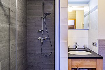 Santa Terra 40m2 4 person Apartment, Tignes - Les Brevieres shower room