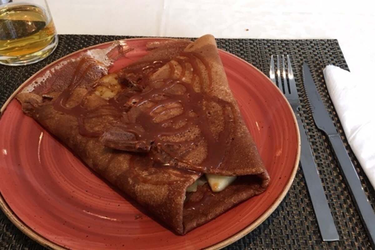 an apple and caramel crepe