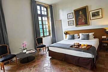 a doule room in a large hotel