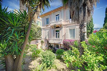 A large building with a sign that says ' hotel ' on it