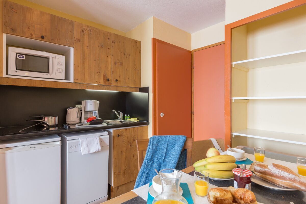 A kitchen with a microwave that says lg on it