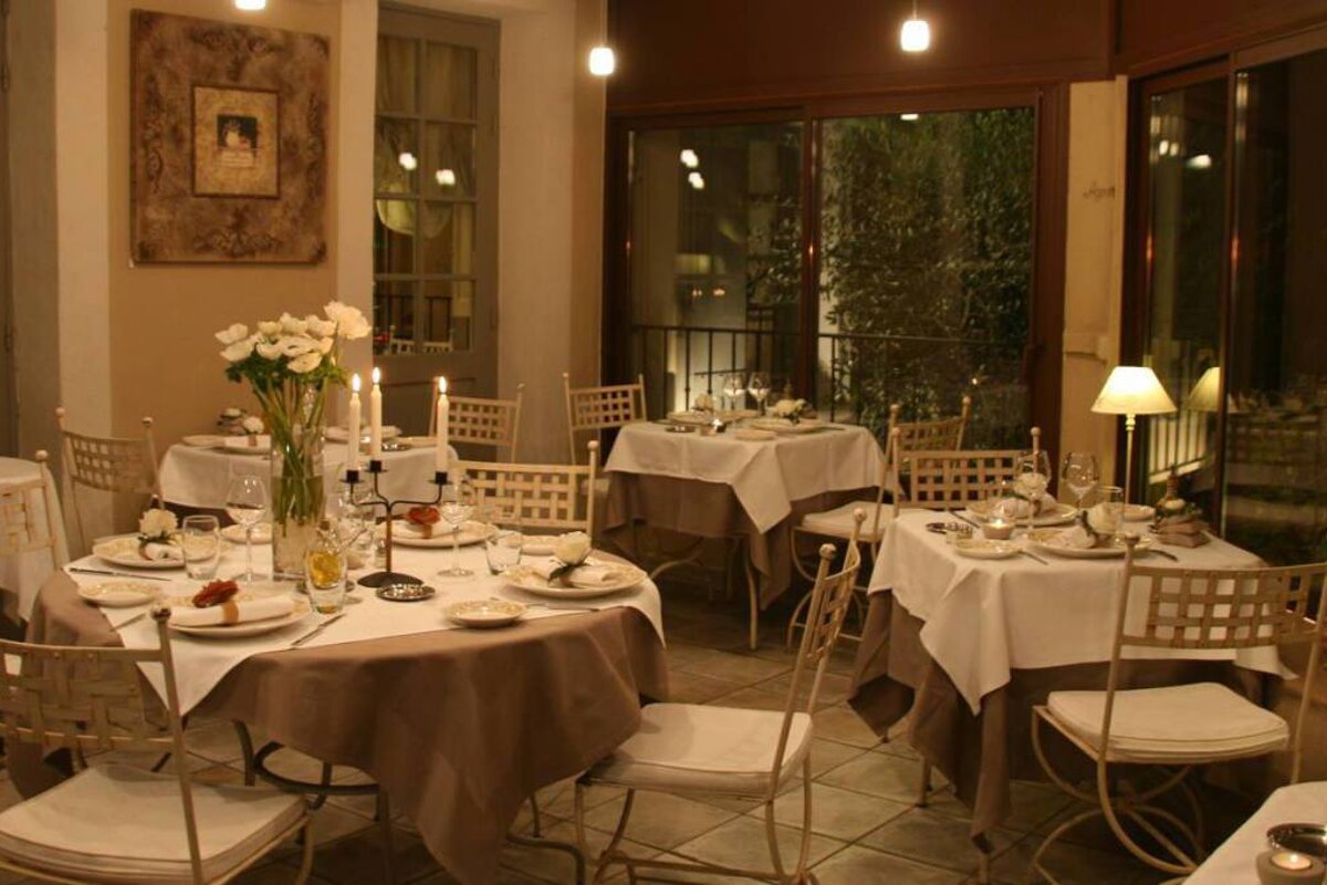 Cafe Fleurs, Aujardin d'Aubanel Restaurant, Isle sur la Sorgue