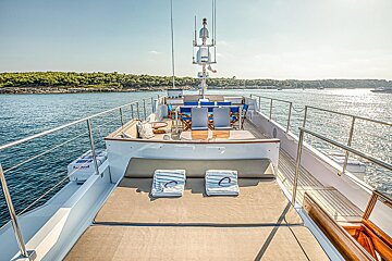 A boat with the letter c on the towels